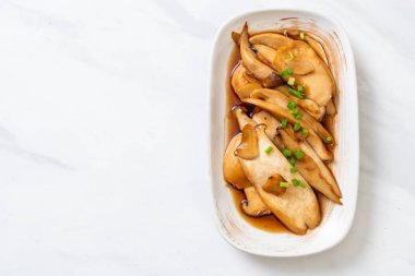 İstiridye soslu kızarmış kral istiridye mantarı. Sağlıklı, vejetaryen ya da vejetaryen yemek tarzı.