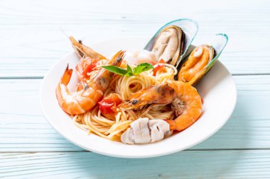 Deniz ürünleri makarna makarna midye, karides, Squis, midye ve domates - İtalyan yemeği tarzı ile
