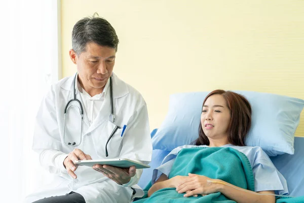 Médico Senior Asiático Sentado Cama Del Hospital Discutiendo Con Paciente — Foto de Stock