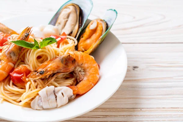 Seafood Pasta Spaghetti Clams Prawns Squis Mussel Tomatoes Italian Food — Stock Photo, Image