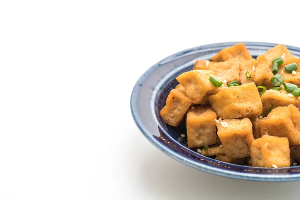 Tofu Frito Uma Tigela Com Gergelim Isolado Fundo Branco — Fotografia de Stock