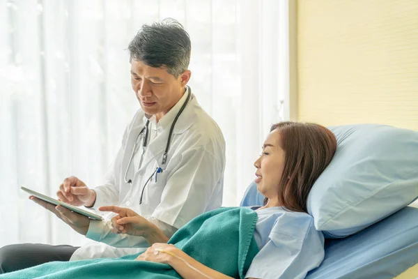 Médecin Sénior Asiatique Assis Sur Lit Hôpital Discutant Avec Une — Photo
