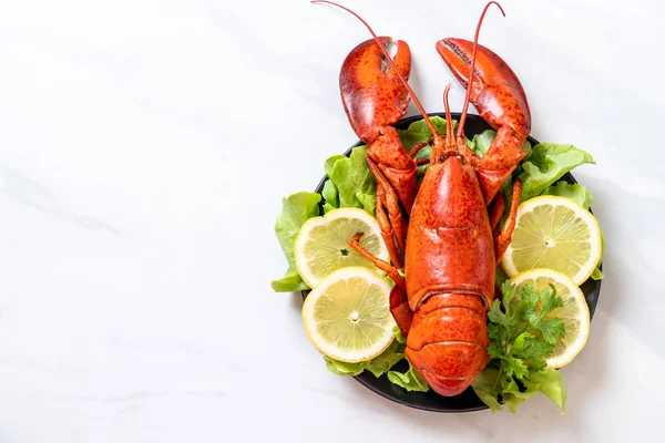 鲜煮龙虾配蔬菜和柠檬 — 图库照片