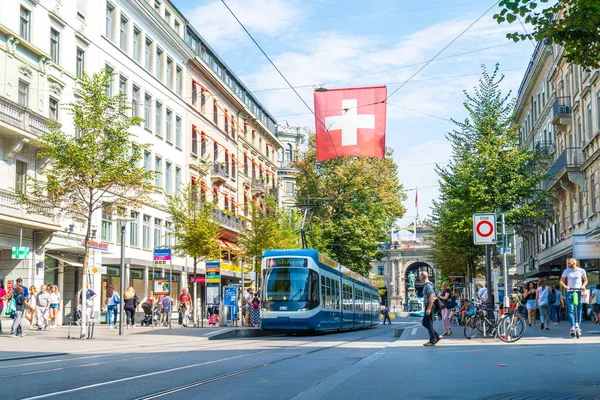 Zürih, İsviçre - 23 Ağustos 2018: Zürih Şehri, İsviçre kaldırımlarda insanlar yürüyüş yaparken bir tramvay merkezi Bahnhofstrasse sürücüler.