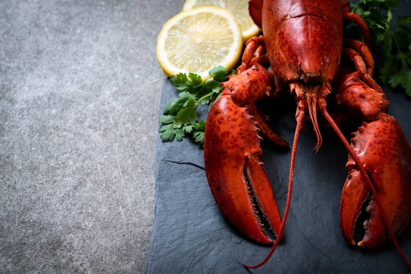 Aragosta Rossa Con Verdure Limone Piatto Ardesia Nera — Foto Stock