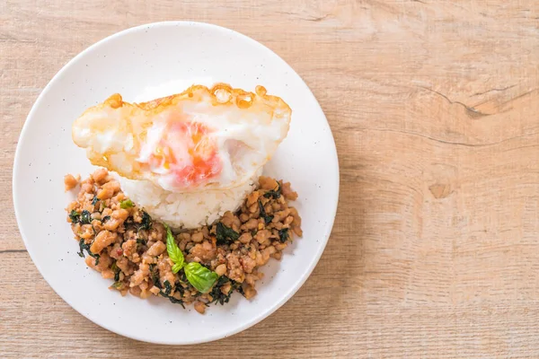 ポークミンチのバジルご飯と目玉焼き タイの伝統的な料理のスタイルを持つ — ストック写真