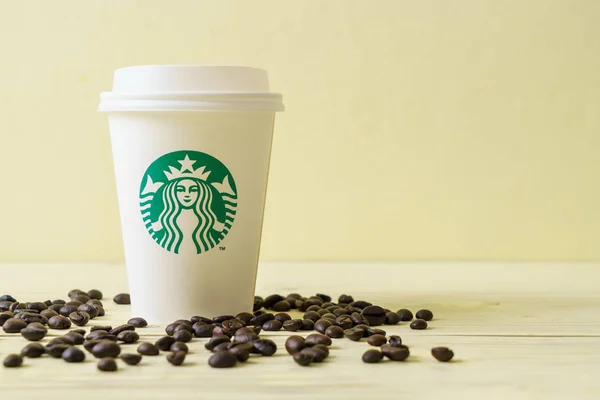 2018年6月5日 白色咖啡杯与星巴克标志的木材背景 星巴克是世界上最大的咖啡屋 在61个国家拥有超过2万家门店 — 图库照片