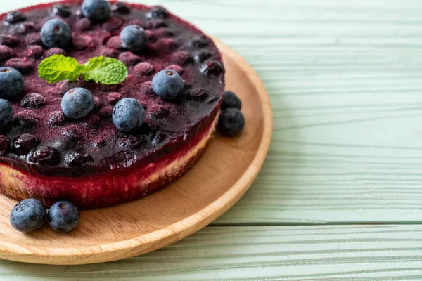 Hausgemachter Blaubeerkäsekuchen Auf Holz Hintergrund — Stockfoto