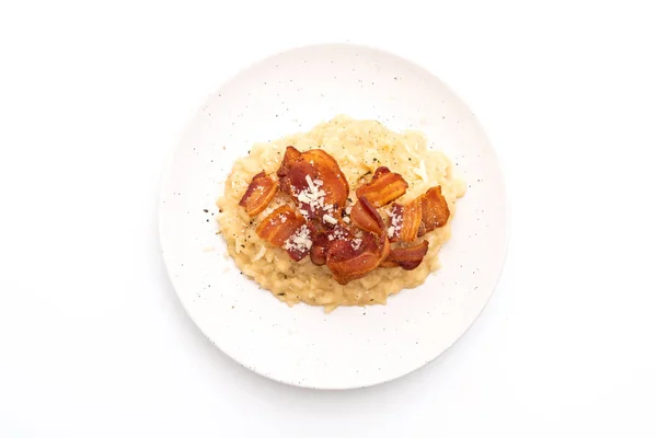 Risotto Con Tocino Crujiente Aislado Sobre Fondo Blanco — Foto de Stock