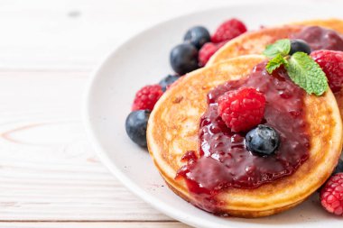 Taze ahududu ve yabanmersinli gözleme.