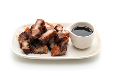 Fried çizgili domuz eti veya gevrek domuz eti veya derin kızarmış domuz eti beyaz arka plan üzerinde izole