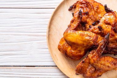 Masada ızgara ve ızgara tavuk.