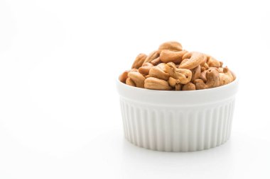 Beyaz arka planda izole edilmiş kavrulmuş kaju fıstığı