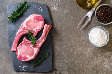 taze domuz pirzolası ham madde ile