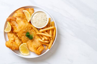 Balık ve patates kızartması. Sağlıksız yiyecekler.