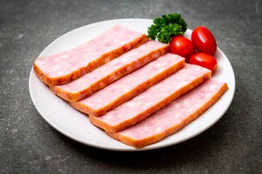 dilimlenmiş taze çiğ pastırma Barbekü