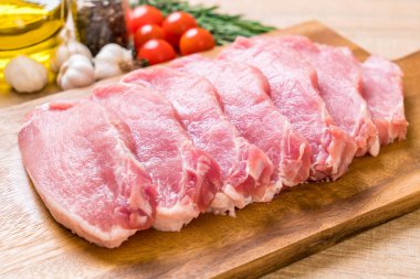 taze domuz ham filetosu ahşap tahta üzerinde