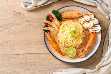 Baharatlı karides spagetti makarna (Tom Yum Goong) - İtalyan Füzyon gıda tarzı