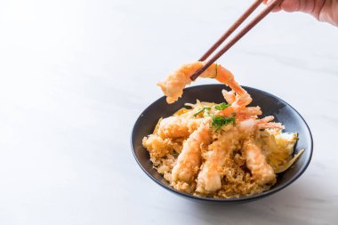 kızarmış karides tempura üzerinde beyaz surat - Japon yemekleri stil tepesinde