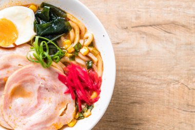 Baharatlı miso udon ramen noodle ile domuz eti - Japon gıda tarzı