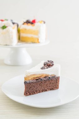 Banoffee pasta beyaz plaka üzerinde