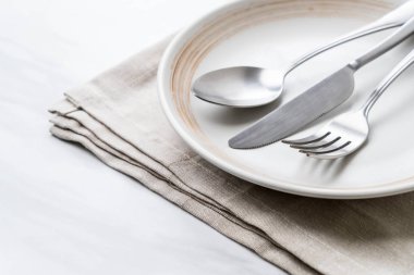 boş tabak kaşık çatal ve bıçak masada