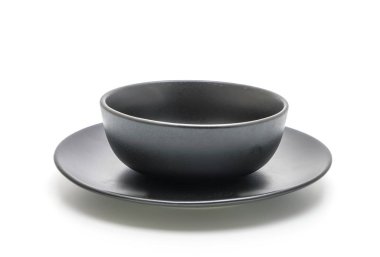 boş siyah plaka ve beyaz arka plan üzerinde izole kase