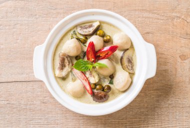 Balık top - Tay gıda ile yeşil köri