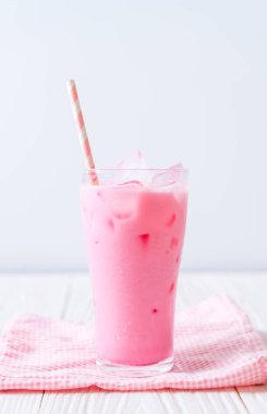 pembe çilek milkshake ahşap üzerine