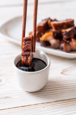 Fried çizgili domuz eti veya gevrek domuz eti veya derin kızarmış domuz eti sos ile