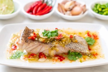 Kireç soyunma - orfoz balığı fileto Chili Lime Soslu buğulama Asya gıda tarzı