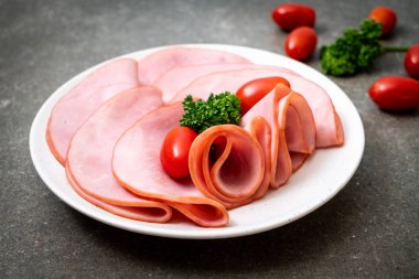 tabağa dilimlenmiş jambon füme