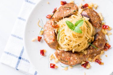 Sai Aua (Notrhern Tay acılı sosis) - Fusion gıda tarzı ile tavada kızartılmış spagetti