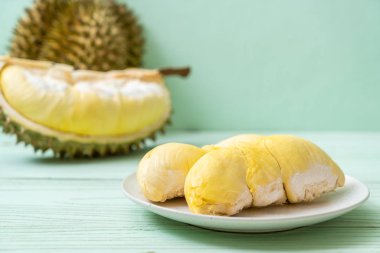 Ahşap zemin üzerinde taze Durian meyvesi