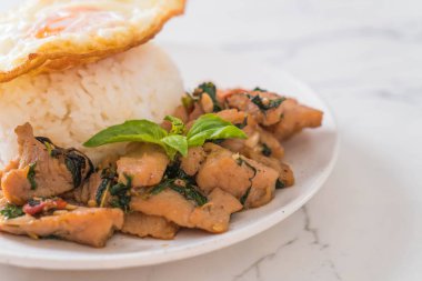 fesleğen pilav ve kızarmış yumurta - Tay geleneksel gıda tarzı ile tavada kızartılmış domuz eti