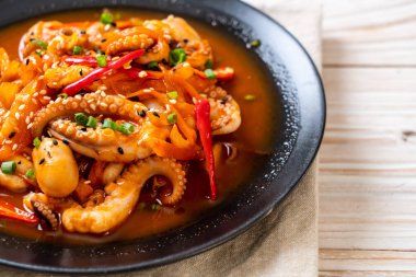 tavada kızartılmış ahtapot veya kalamar ile Kore baharatlı hamur (osam bulgogi) - Kore Gıda tarzı