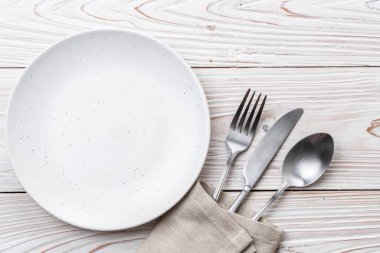 boş tabak kaşık çatal ve bıçak masada