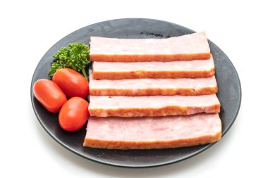 Beyaz arka planda dilimlenmiş pastırma ızgarası.