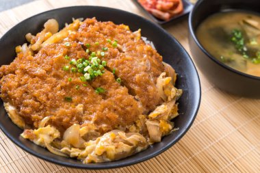 Kızarmış domuz pirzolası kasesi (Katsudon) - Japon yemek tarzı