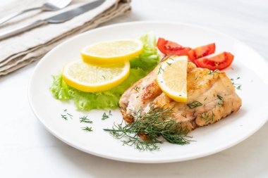 Izgara balık bifteği.