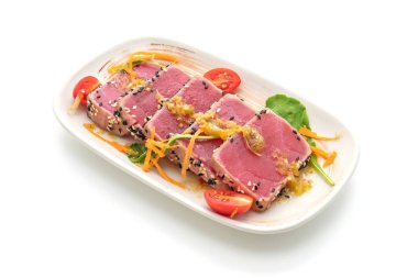 Beyaz arka planda izole edilmiş baharatlı salata soslu taze ton balığı.