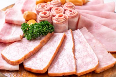 pastırma, sosis, jambon füme ve barbekü pastırma ahşap tahta üzerinde