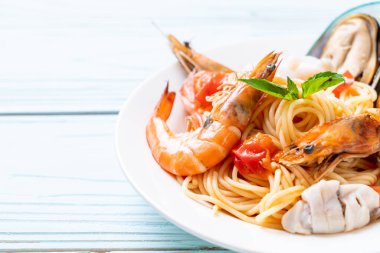 Deniz ürünleri makarna makarna midye, karides, Squis, midye ve domates - İtalyan yemeği tarzı ile