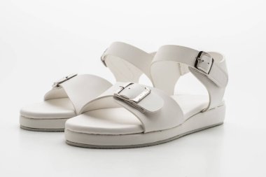 Kadınlar beyaz arka plan üzerinde izole sandalet deri