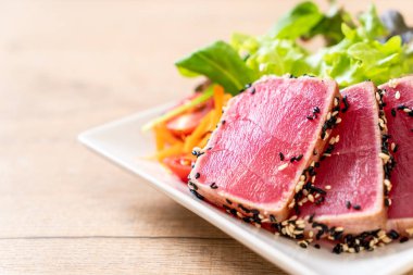 Taze ton balığı ve sebze salatası. Sağlıklı yemek.