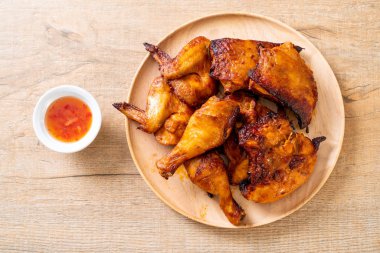 Masada ızgara ve ızgara tavuk.