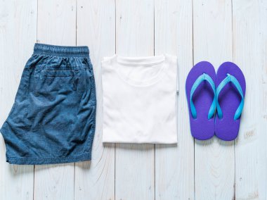 Gezgin, yaz tatili ahşap arka plan üzerinde erkek casual kıyafetler