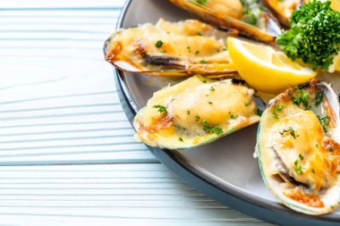 Peynirli taze midye.