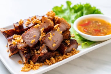 Fried çizgili domuz eti veya gevrek domuz eti veya derin kızarmış domuz yağı sarımsak ile