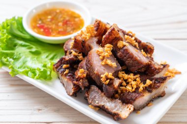 Fried çizgili domuz eti veya gevrek domuz eti veya derin kızarmış domuz yağı sarımsak ile